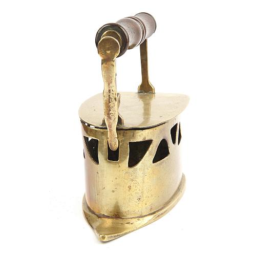 Угольный утюг. 18-век