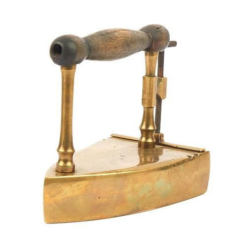 Утюг на подставке. 19-век.