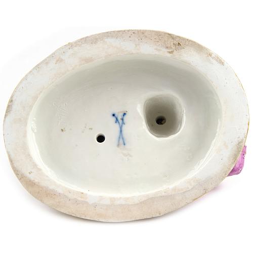 Скульптура с галантной сценой. Мейссен.