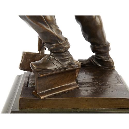 Скульптура «Дорожный рабочий укладывает рельс»