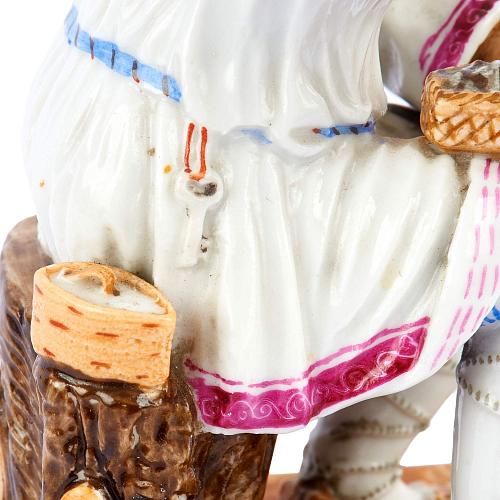 Скульптурная композиция "Крестьянин плетущий лапти"