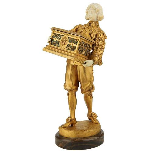 Статуэтка "Паж с ларцом"