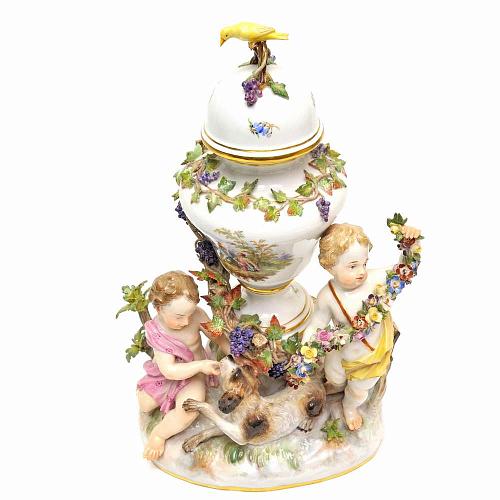 Скульптурная композиция с вазой и двумя путти.