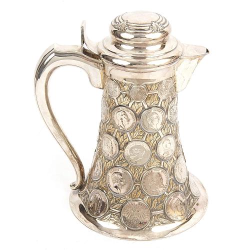 Серебряный кувшин с монетами.