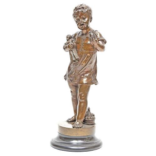 Статуэтка "Девочка с куклой и пасхальным яйцом в мешочке".