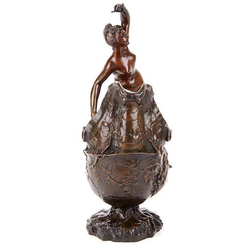 Кашпо с фигурой нимфы