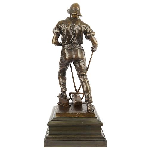 Скульптура «Дорожный рабочий укладывает рельс»