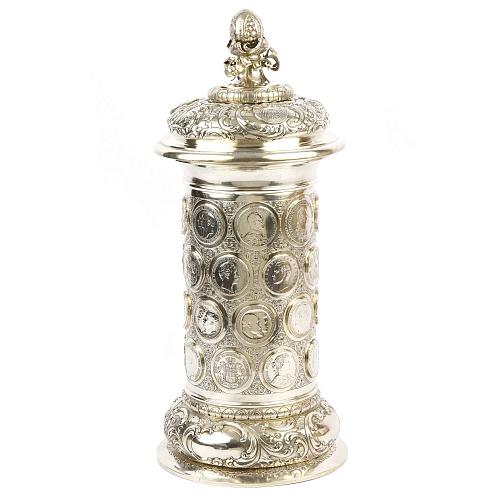 Большой кубок с памятными монетами