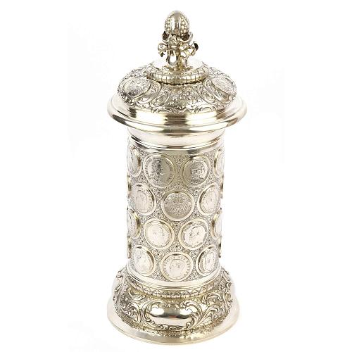 Большой кубок с памятными монетами