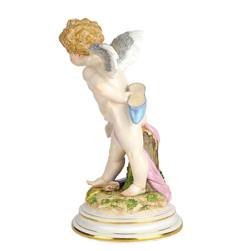Скульптура амур с брачным контрактом. Мейссен.