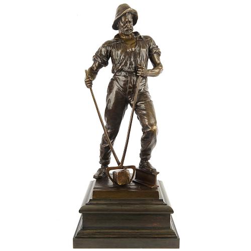 Скульптура «Дорожный рабочий укладывает рельс»