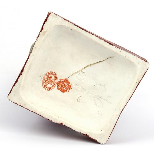 Статуэтка «Еврейка с кошельком и узелком». Гарднер.