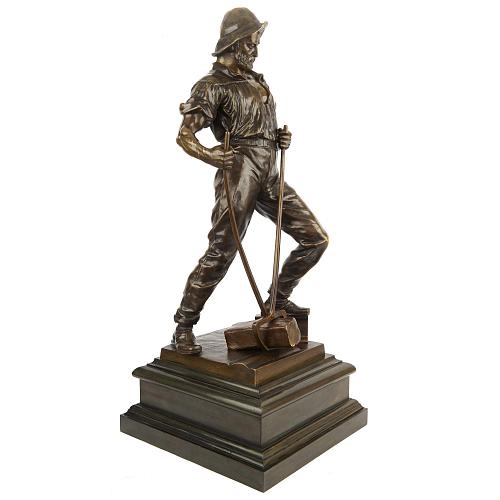 Скульптура «Дорожный рабочий укладывает рельс»