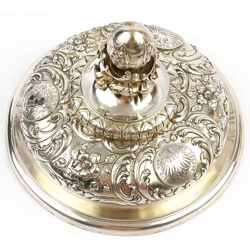 Большой кубок с памятными монетами