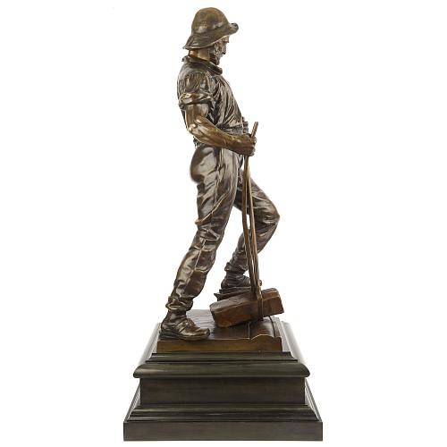 Скульптура «Дорожный рабочий укладывает рельс»