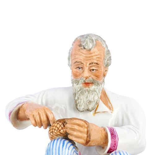 Скульптурная композиция "Крестьянин плетущий лапти"