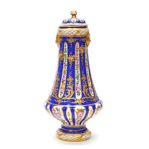 Ваза с крышкой и маскаронами.