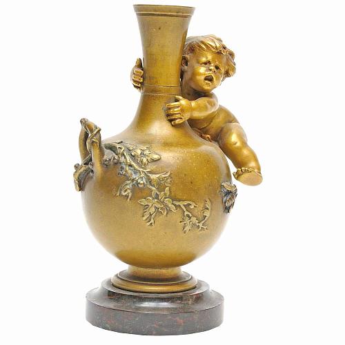 Вазочки парные с фигурками путти.