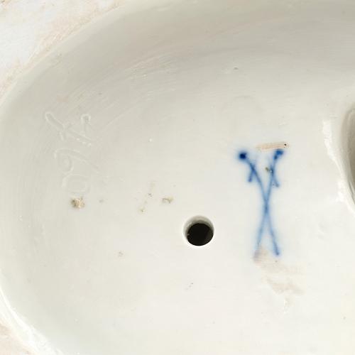 Скульптура с галантной сценой. Мейссен.