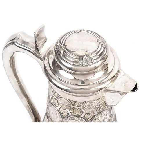 Серебряный кувшин с монетами.