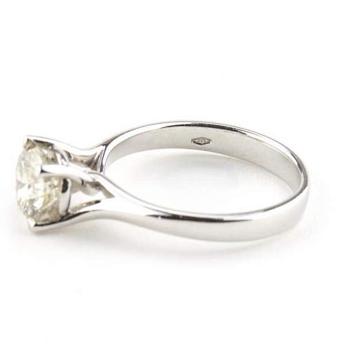 Кольцо с бриллиантом