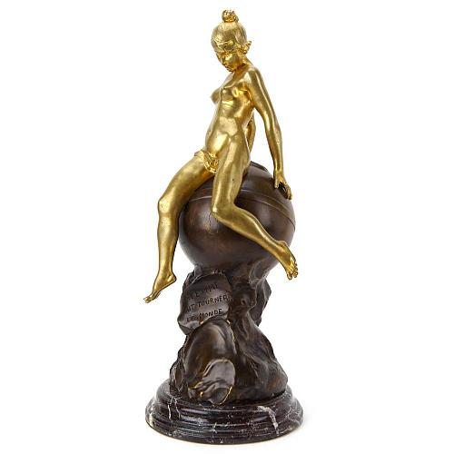 Скульптура "Женщина двигает мир"