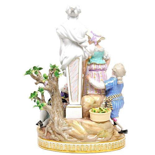 Скульптурная композиция "Играющие дети".