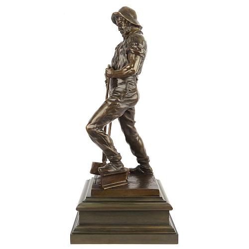 Скульптура «Дорожный рабочий укладывает рельс»