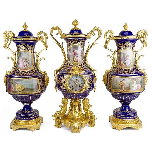 Каминный гарнитур с часами из трех вазонов. Севр.
