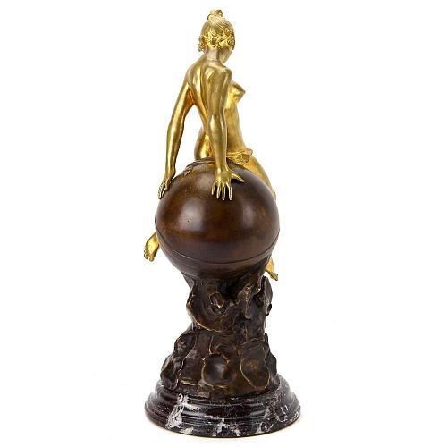 Скульптура "Женщина заставляет мир двигаться"