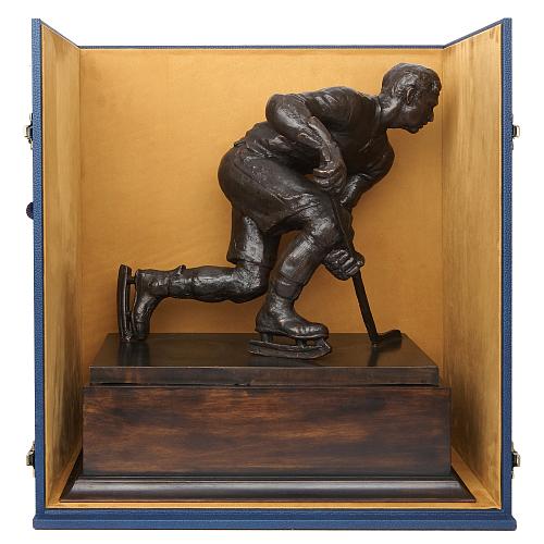 Скульптура "Хоккеист"