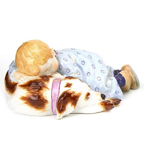 Статуэтка "Ребенок спящий на собаке"