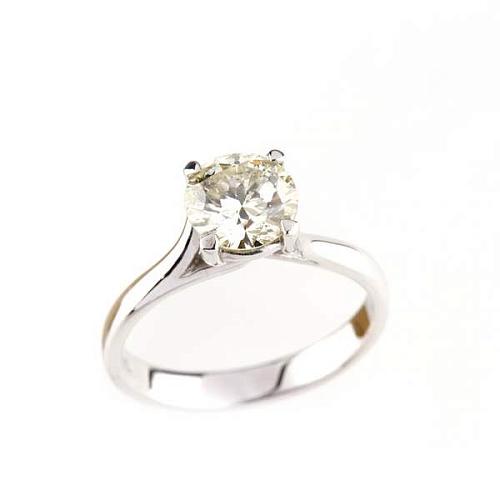 Кольцо с бриллиантом