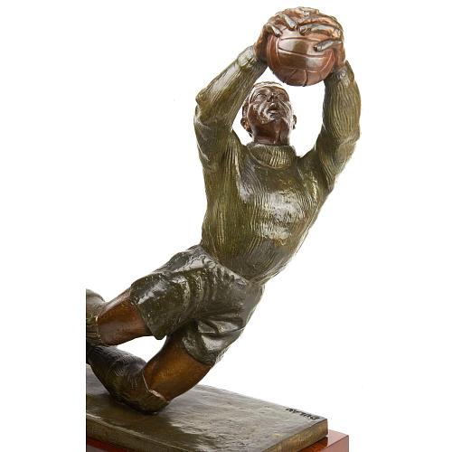 Скульптура "Вратарь на месте"