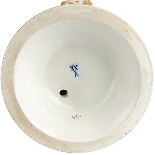 Скульптура амур с брачным контрактом. Мейссен.