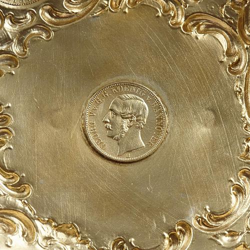 Большой кубок с памятными монетами