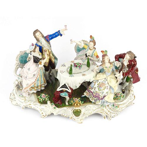 Скульптурная композиция с галантными сценами.