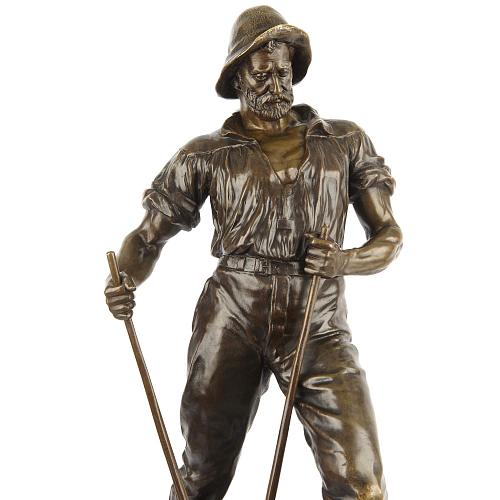 Скульптура «Дорожный рабочий укладывает рельс»