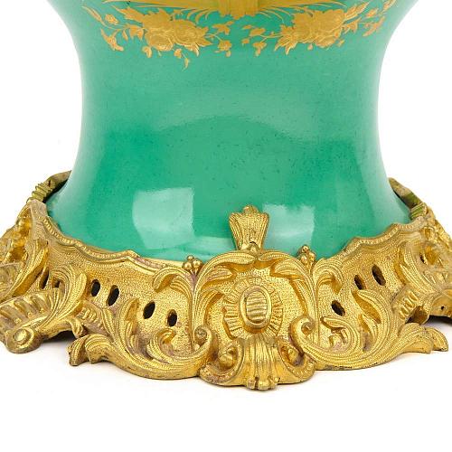 Ваза декоративная с живописными миниатюрами в медальонах