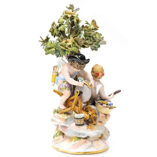 Скульптурная композиция "Амуры затачивающие стрелы"