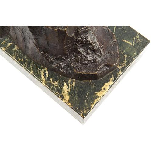 Скульптура «Взлетающий орел»