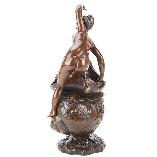 Кашпо с фигурой нимфы