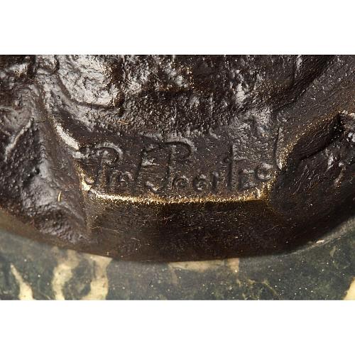 Скульптура «Взлетающий орел»