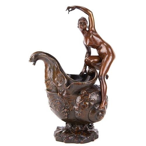 Кашпо с фигурой нимфы