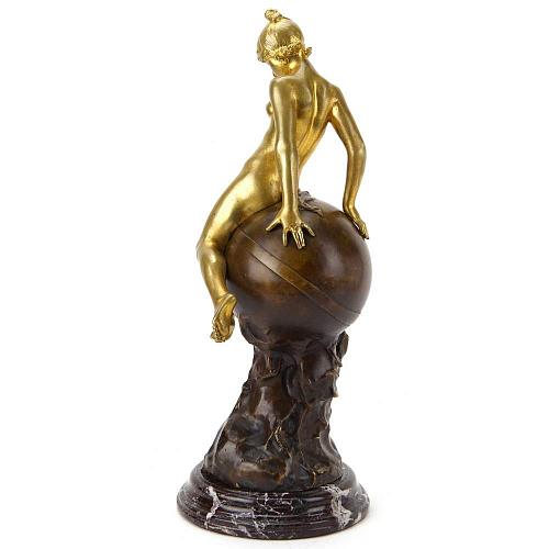 Скульптура "Женщина заставляет мир двигаться"