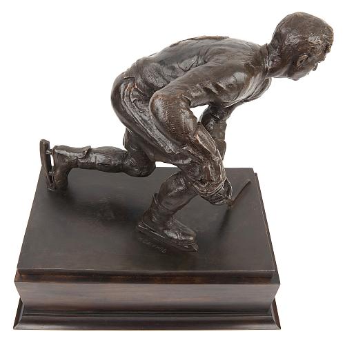 Скульптура "Хоккеист"