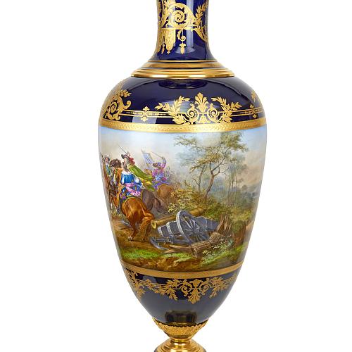 Ваза с панорамной росписью по картине Ф.-Ж. Гейма «Битва при Рокруа».