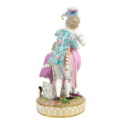 Скульптура с галантной сценой. Мейссен.