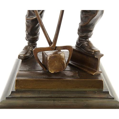 Скульптура «Дорожный рабочий укладывает рельс»