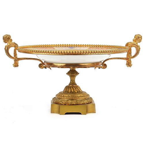 Ваза с живописным мифологическим сюжетом и женскими маскаронами на ручках